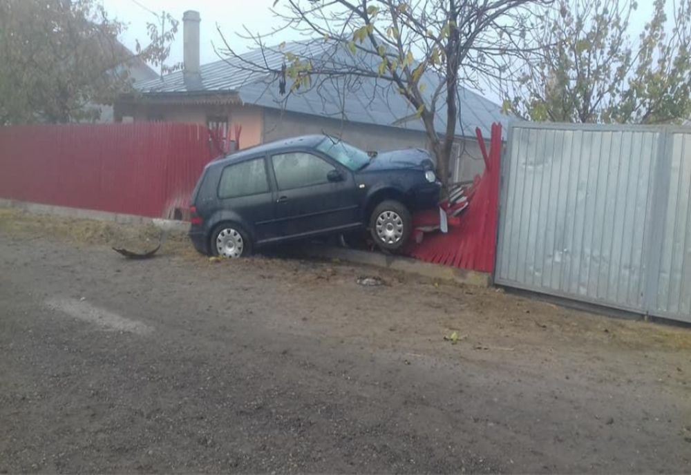 A ajuns la spital după ce a intrat cu mașina într-un gard