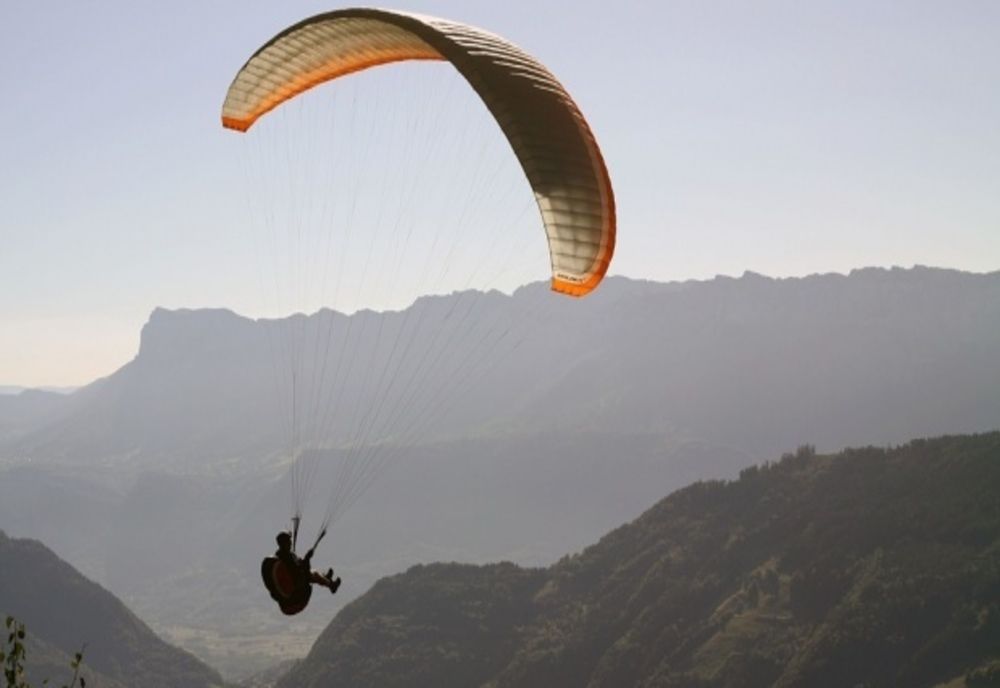 Un parapantist s-a prăbușit în timpul unui zbor la Pătrăuți