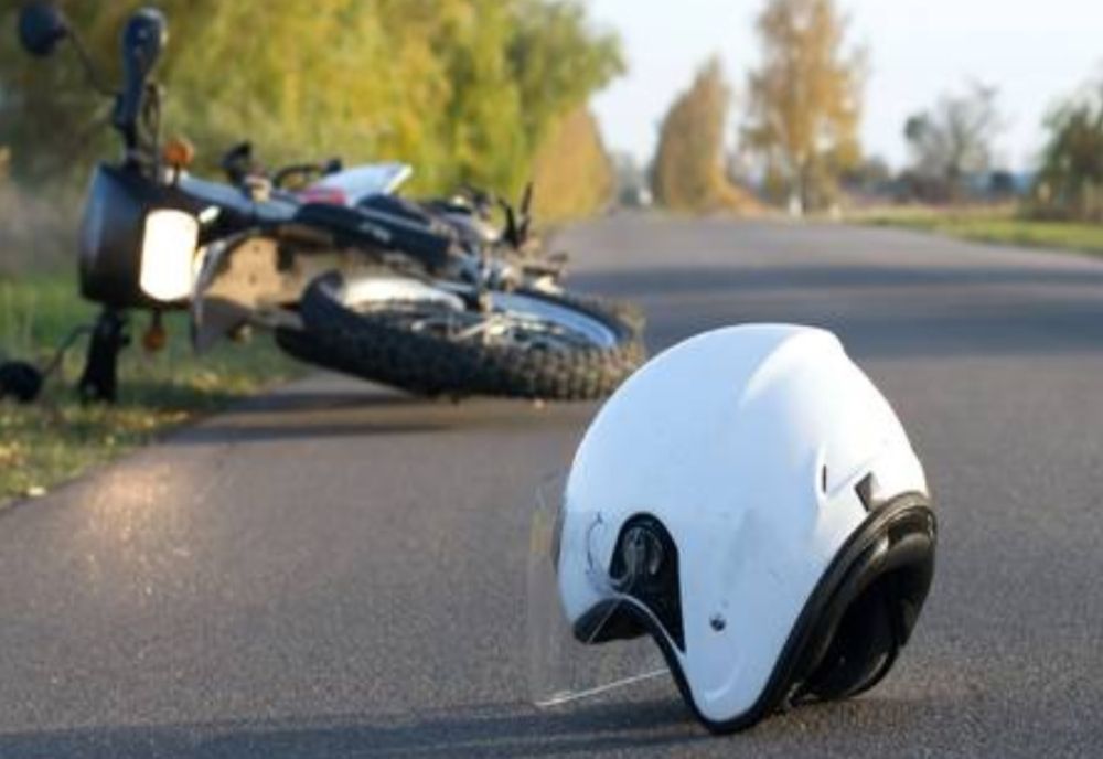 Motociclist accidentat de o șoferiță neatentă