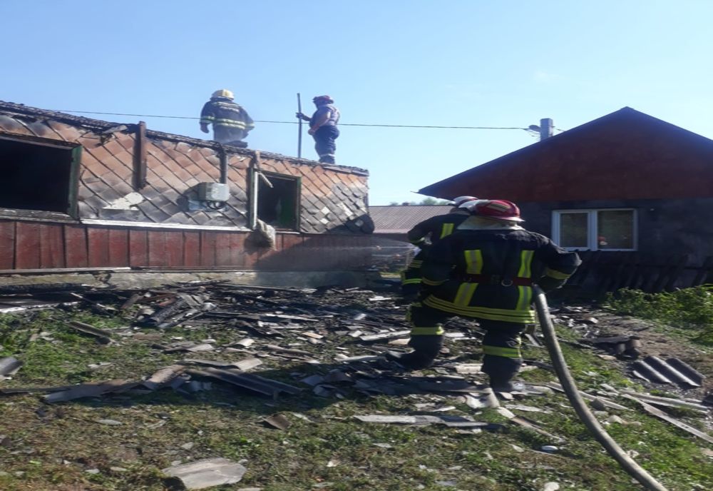 Casă incendiată intenționat! Pompierii au luptat două ore cu flăcările (FOTO)