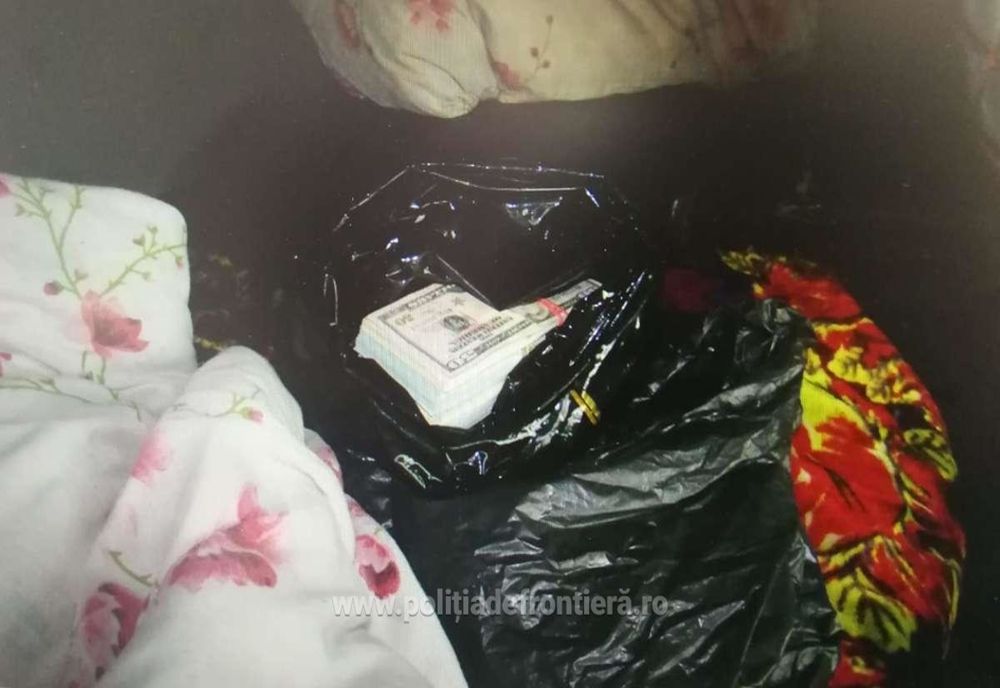  A încercat să intre în țară cu 34.100 dolari. Erau ascunși într-o pungă printre haine 