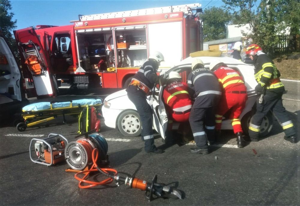 Accident grav în zona Ratoș! O femeie a rămas încarcerată! (FOTO)