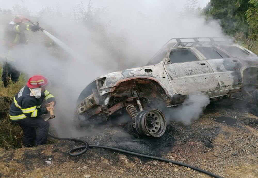 Mașină distrusă de flăcări în județul Suceava (FOTO)