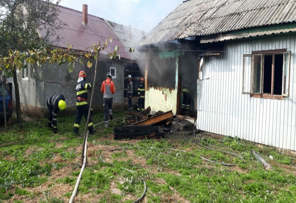 Locuință incendiată intenționat în comuna Baia (FOTO)
