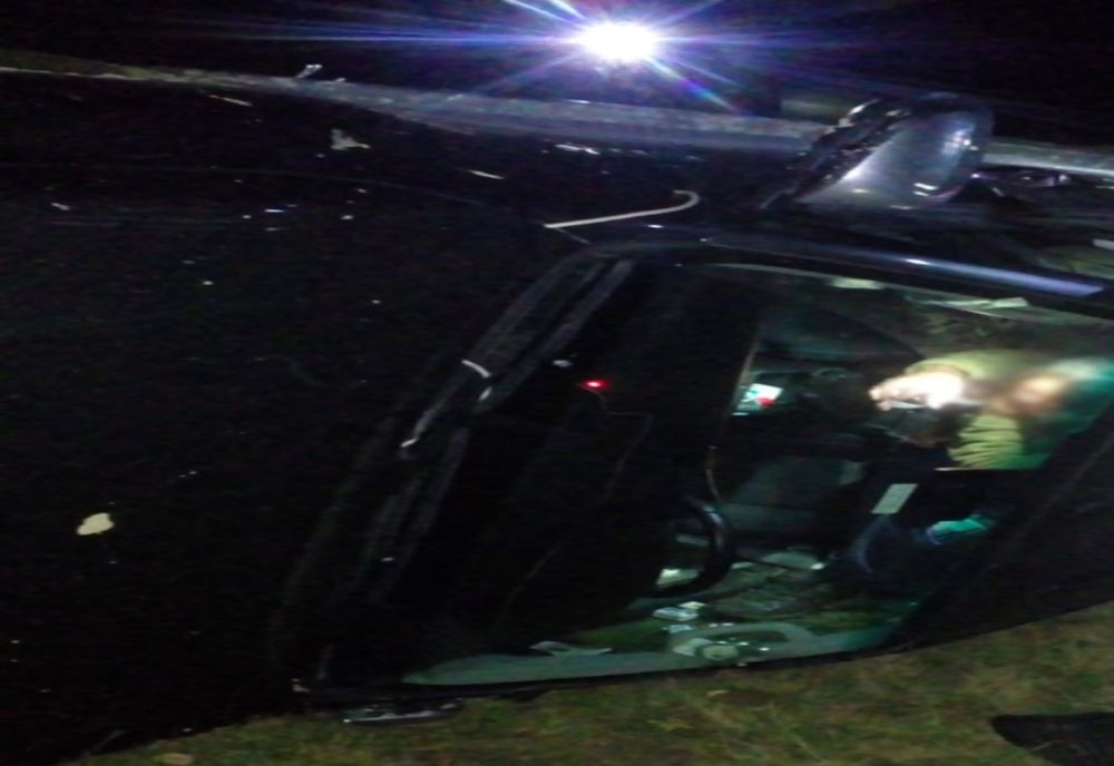 Autoturism de teren, răsturnat pe un drum de munte! Șoferul a rămas blocat în interior 