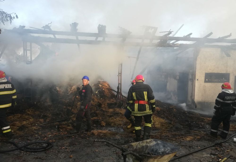 Cinci ore de luptă cu flăcările pentru pompierii din Suceava (FOTO/VIDEO)