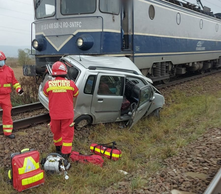 Autoturism lovit de un tren (FOTO)