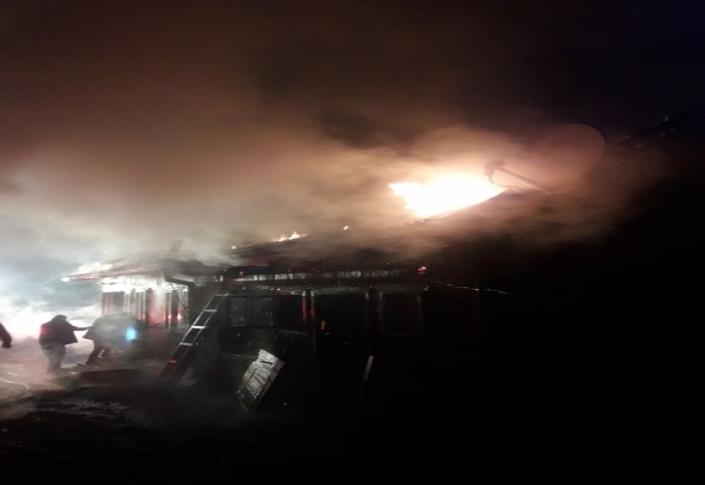 Incendiu în Pojorâta! Pompierii au salvat casa de locuit