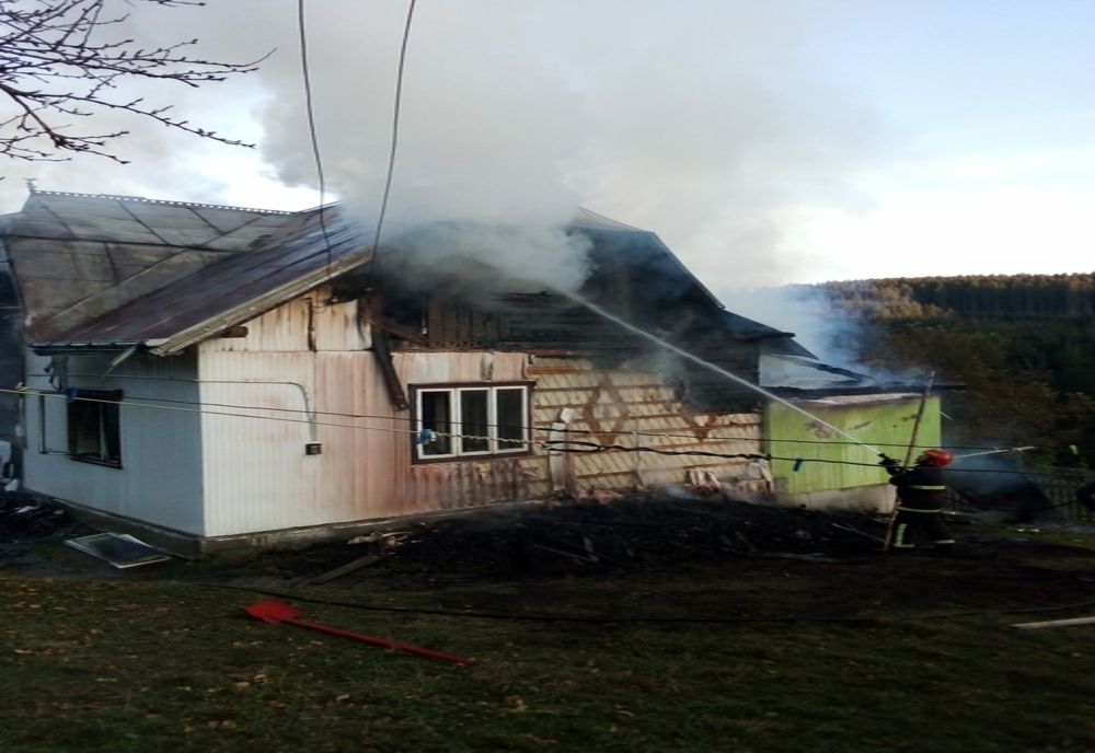 Șase ore de lupă cu flăcările pentru pompierii suceveni