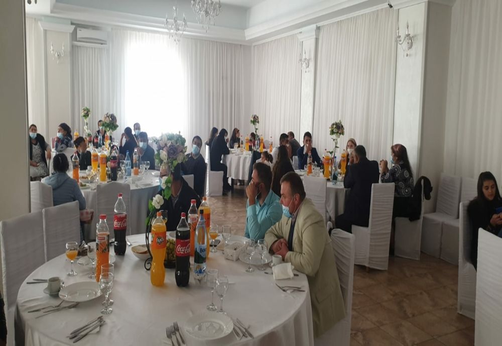 Nuntă cu aproape 200 de persoane, întreruptă de polițiști. Mirele și mireasa, amendați cu 2000 de lei!