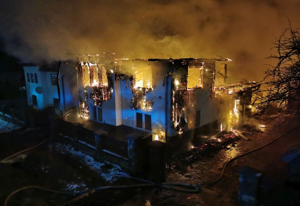 Incendiu devastator în Voitinel. Un bărbat a suferit atac de panică (FOTO)