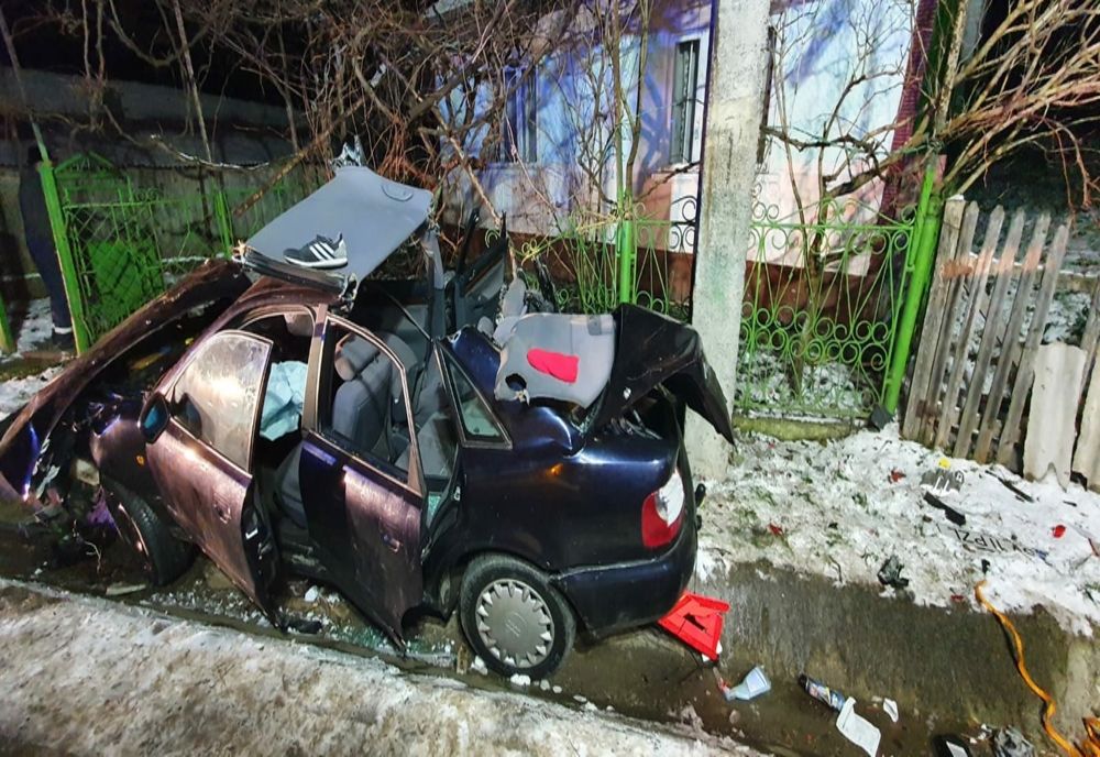 Accident rutier spectaculos în Lipoveni. Șoferul, rămas încarcerat.