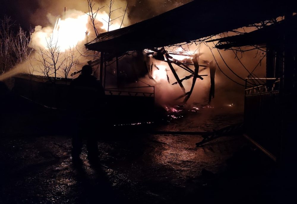 Incendiu la Preuțești! Pompierii au reușit să salveze casa de locuit