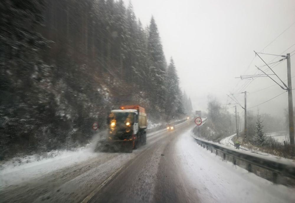 Zeci de utilaje împrăștie sare pe drumurile înghețate din județul Suceava