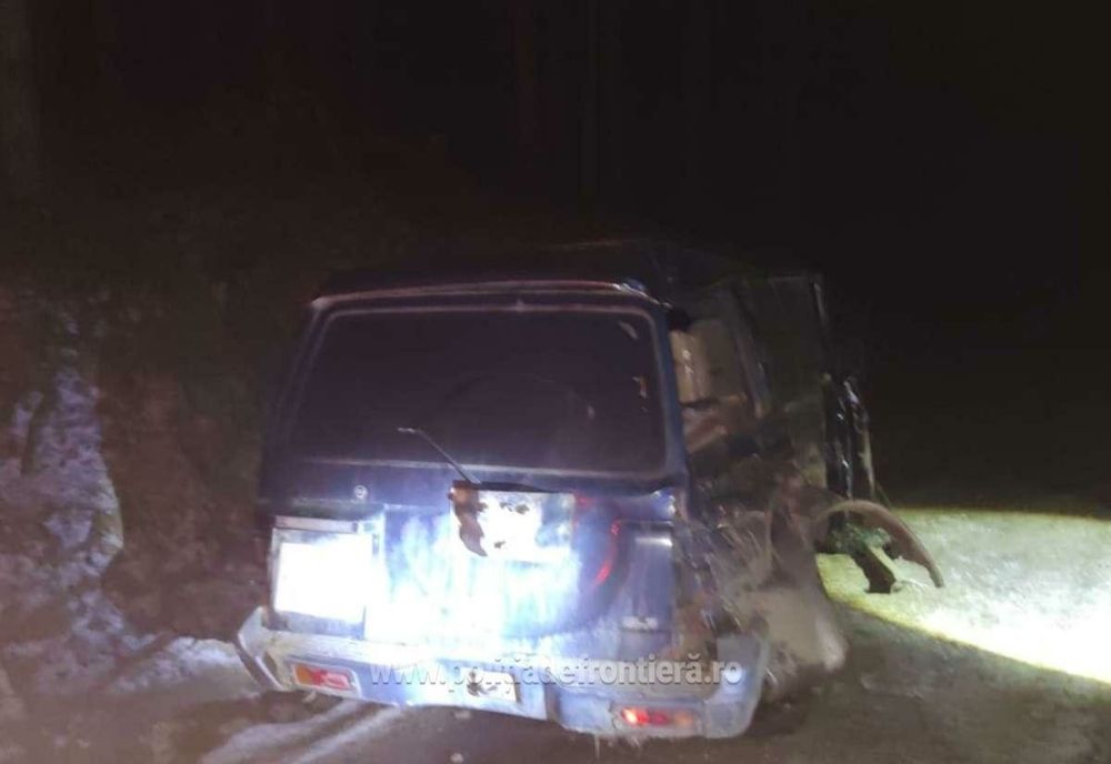 În încercarea de a fugi de poliție, un contrabandist a intrat cu mașina într-un cap de pod și s-a răsturnat
