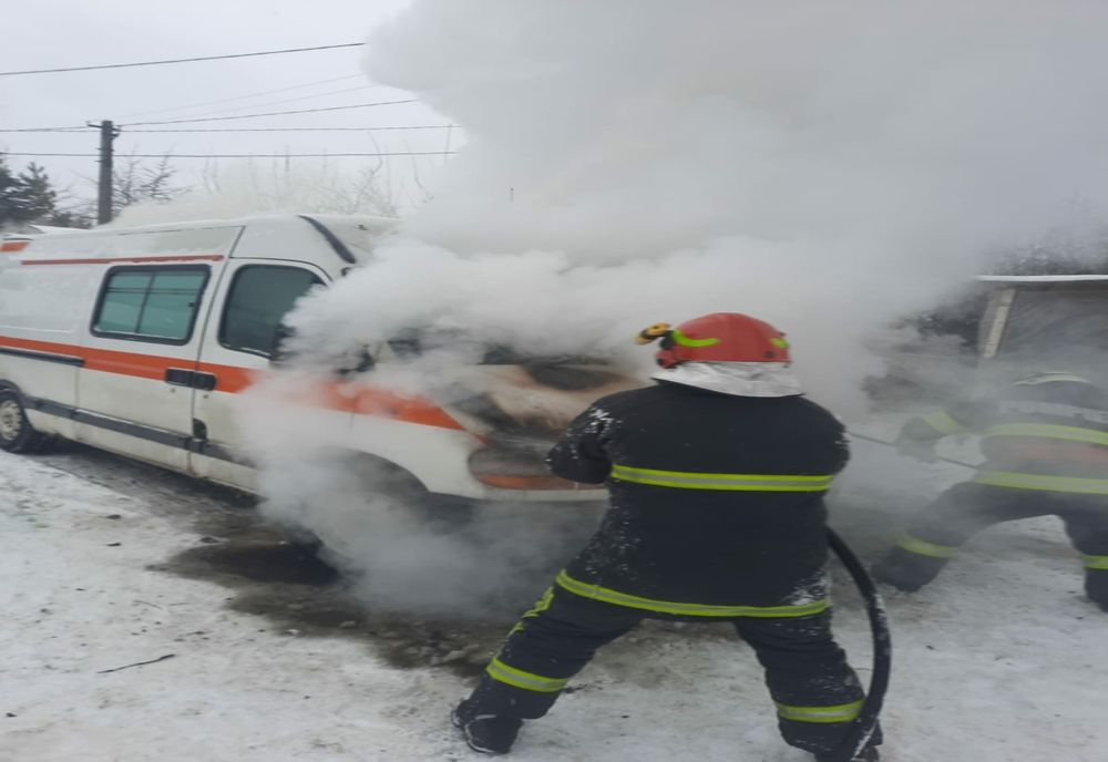 I-a luat foc mașina în curte (FOTO)