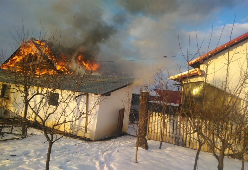 Gospodărie distrusă de incendiu la Neagra Șarului (FOTO)