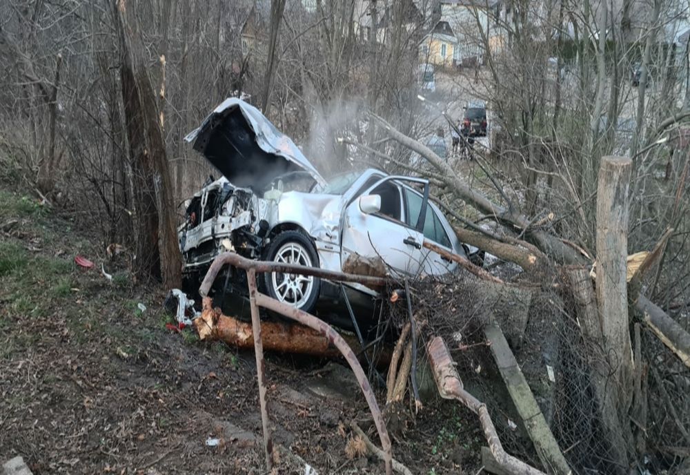 Pieton la un pas de moarte după ce a fost lovit de un autoturism care a ieșit în decor