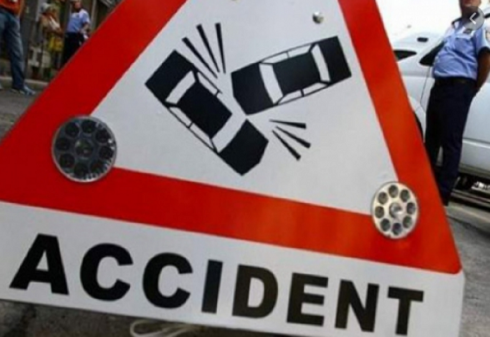 O femeie de 41 de ani si o fetiță 8 ani, au ajuns la spital după ce mașina în care călătoreau a derapat într-o groapă