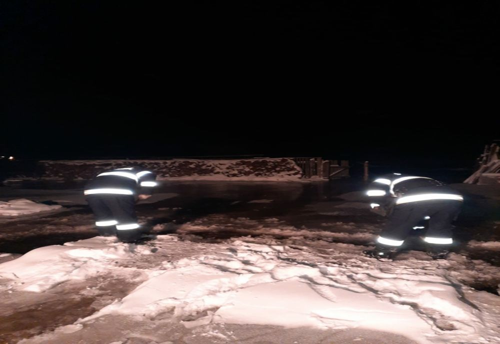 Curți inundate în Valea Stânei din cauza aglomerărilor de ghețuri formate pe Bistrița (FOTO)