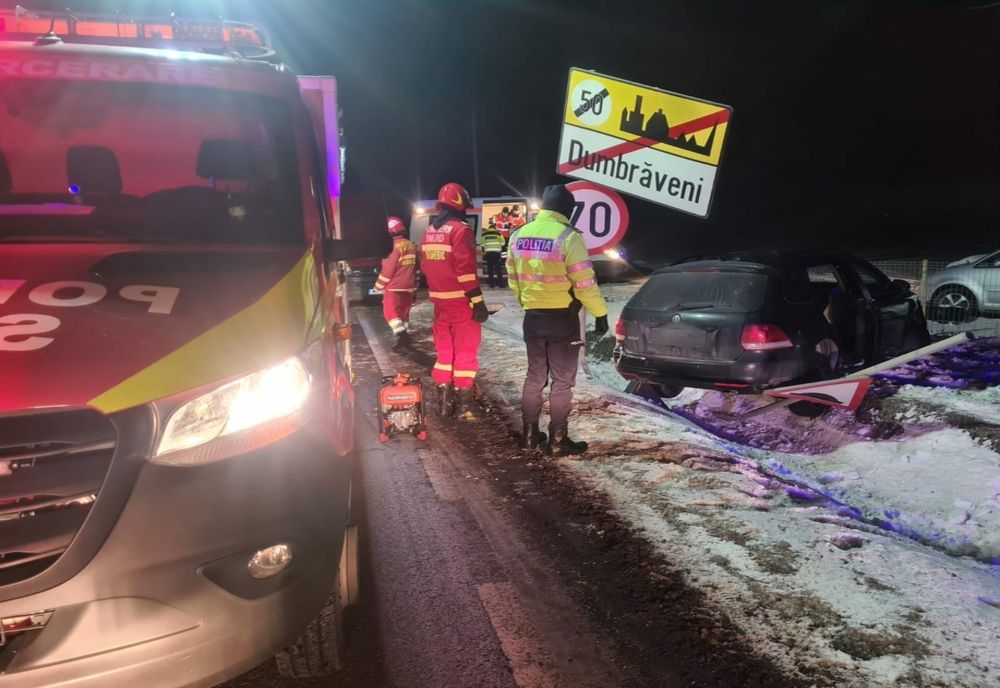 Mașină ieșită în afara părții carosabile în Dumbrăveni (FOTO)