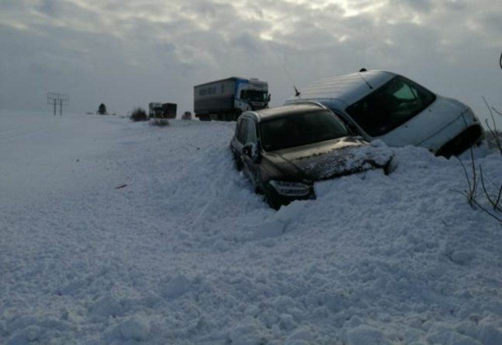 Misterul unui fenomen meteo extrem. Maşini împinse în afara şoselei de o rafală puternică 