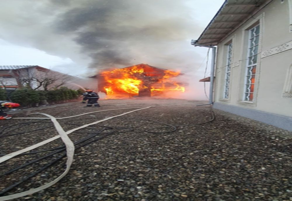 Incendiu violent în comuna Dorna Candrenilor