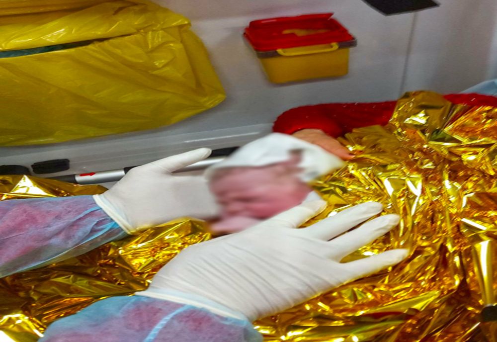 A ales să vină pe lume în ambulanța SMURD și a avut drept ”moașe” trei paramedici