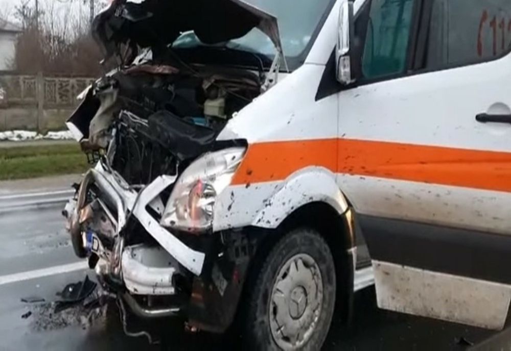 S-a oprit cu ambulanța în parapet! Pacienta transportată a avut nevoie de îngrijiri medicale
