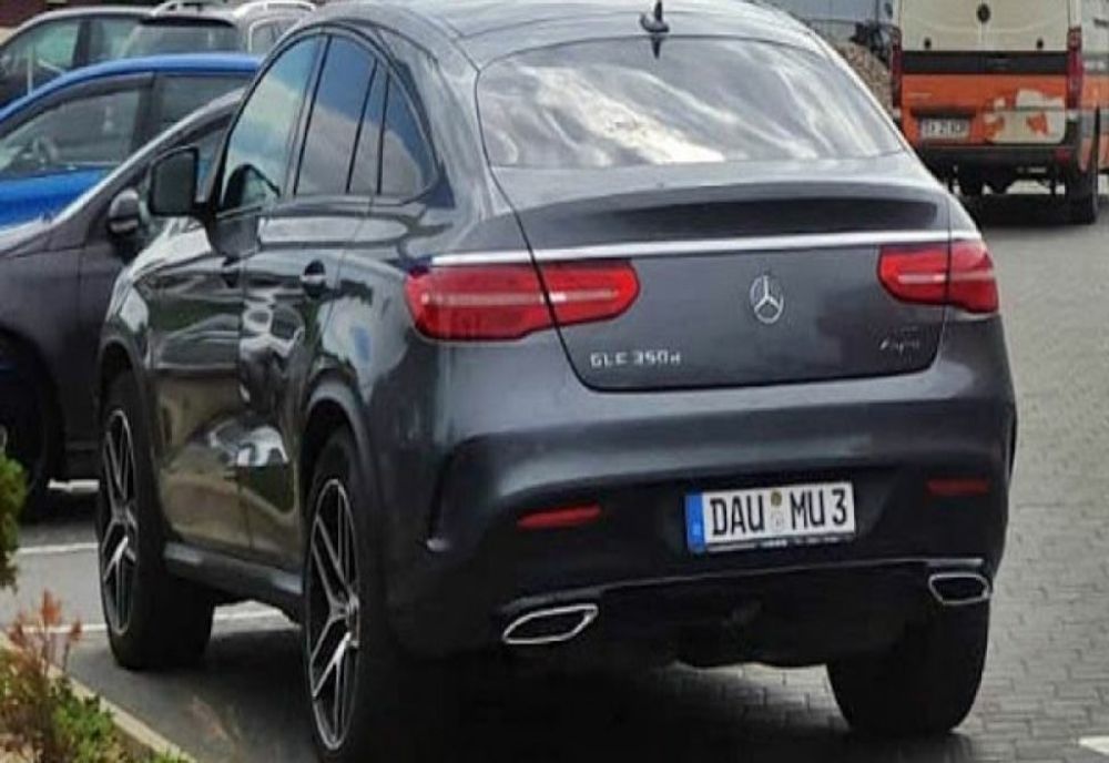 Sucevean, la volanul unei maşini cu număr obscen