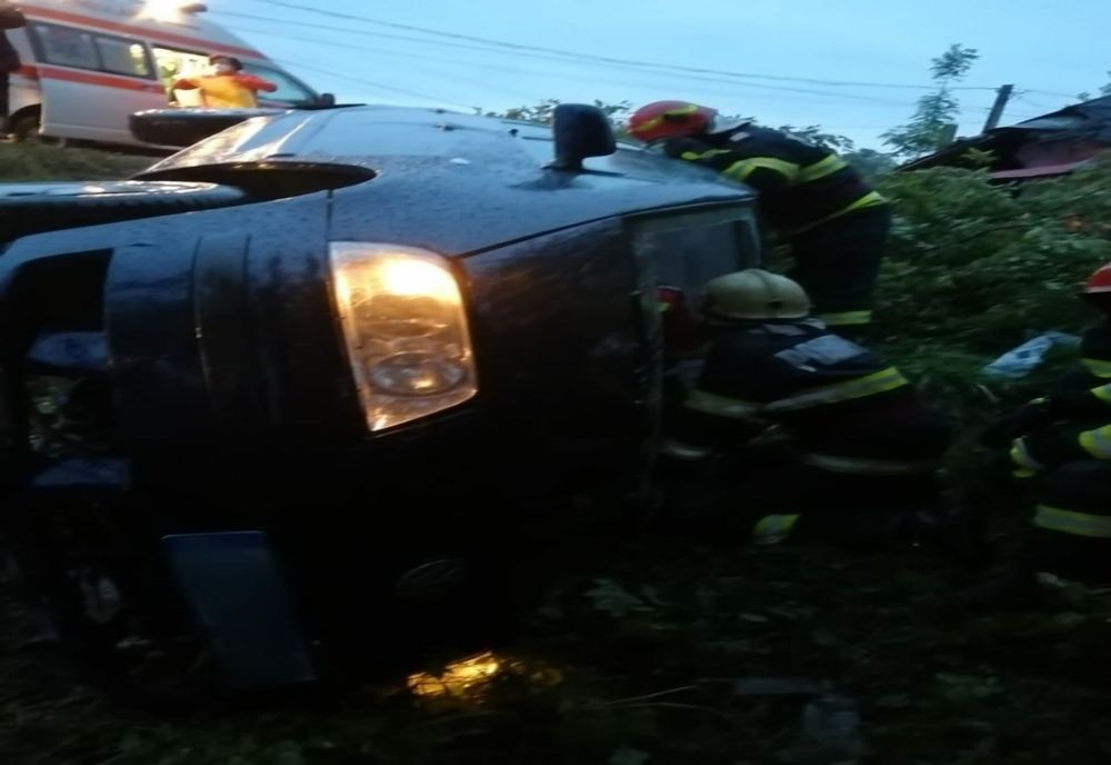 Mașină răsturnată la Milișăuți. Două femei au rămas încarcerate