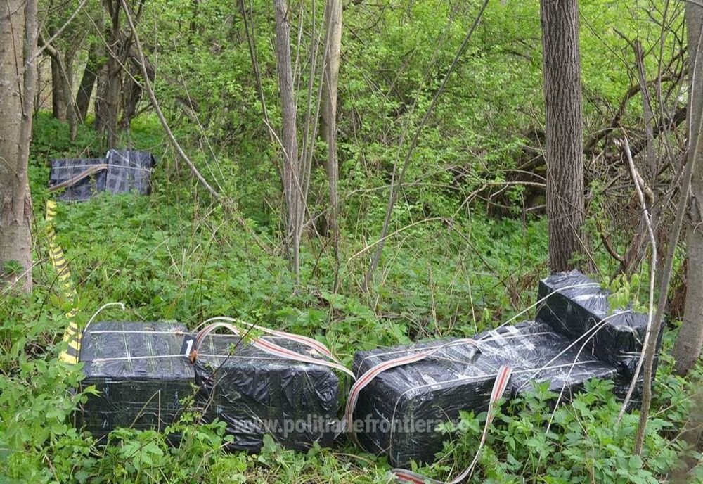 Colete cu țigări de contrabandă descoperite la granița de nord