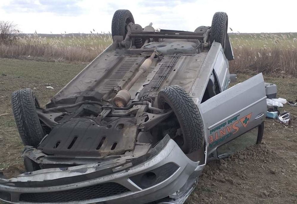 O şoferiţă fără experienţă a ajuns la spital după ce s-a răsturnat cu maşina