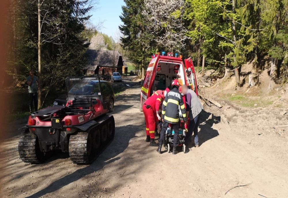 Intervenție cu autoșenilata pentru salvarea unui bărbat care s-a răsturnat cu un tractor