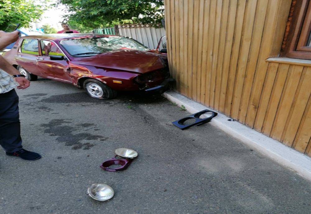Un octogenar a ajuns la spital după ce s-a oprit cu mașina într-o casă