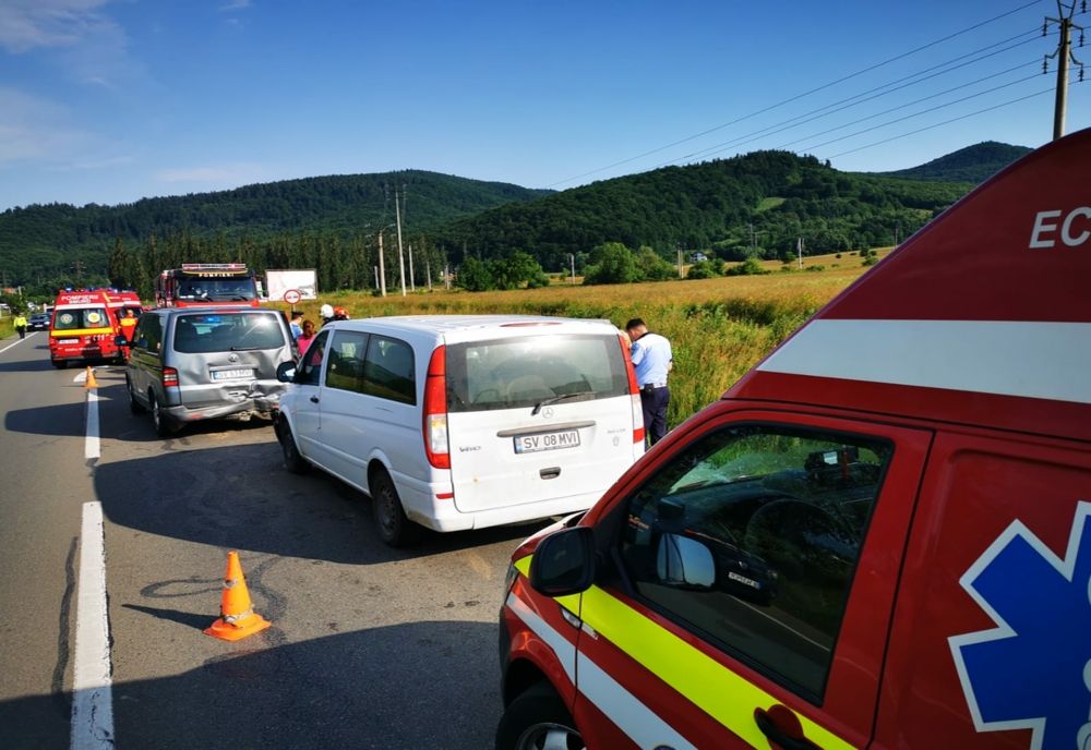 Accident grav - Două microbuze s-au ciocnit - 15 persoane implicate - A fost activat planul roșu de intervenție