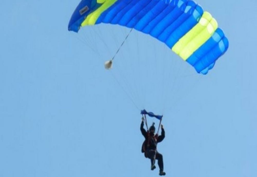 Un adolescent de 16 ani a căzut de la 1.200 de metri după ce parașuta nu i s-a deschis complet - A fost preluat de ambulanța SMURD - Care e starea lui de sănătate