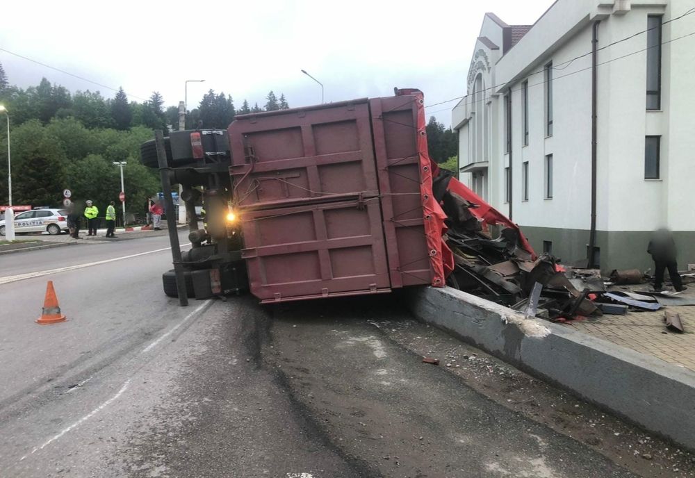 Un autotren plin cu fier vechi s-a răsturnat peste un gard. Norocul a făcut ca în zonă să nu treacă nici un pieton