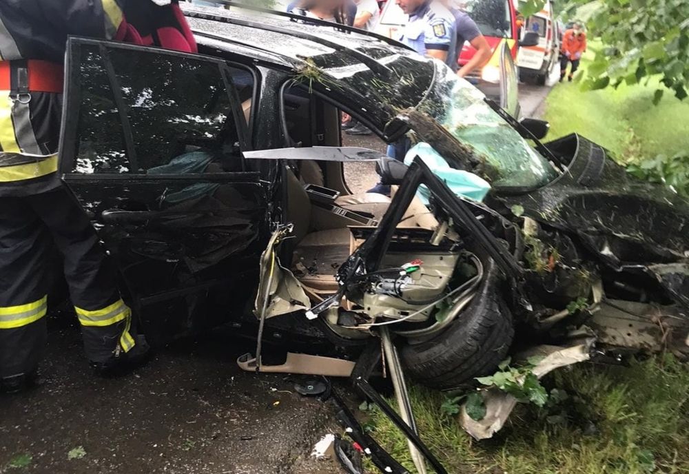 Două victime transportate la spital după ce s-au izbit cu mașina de un copac
