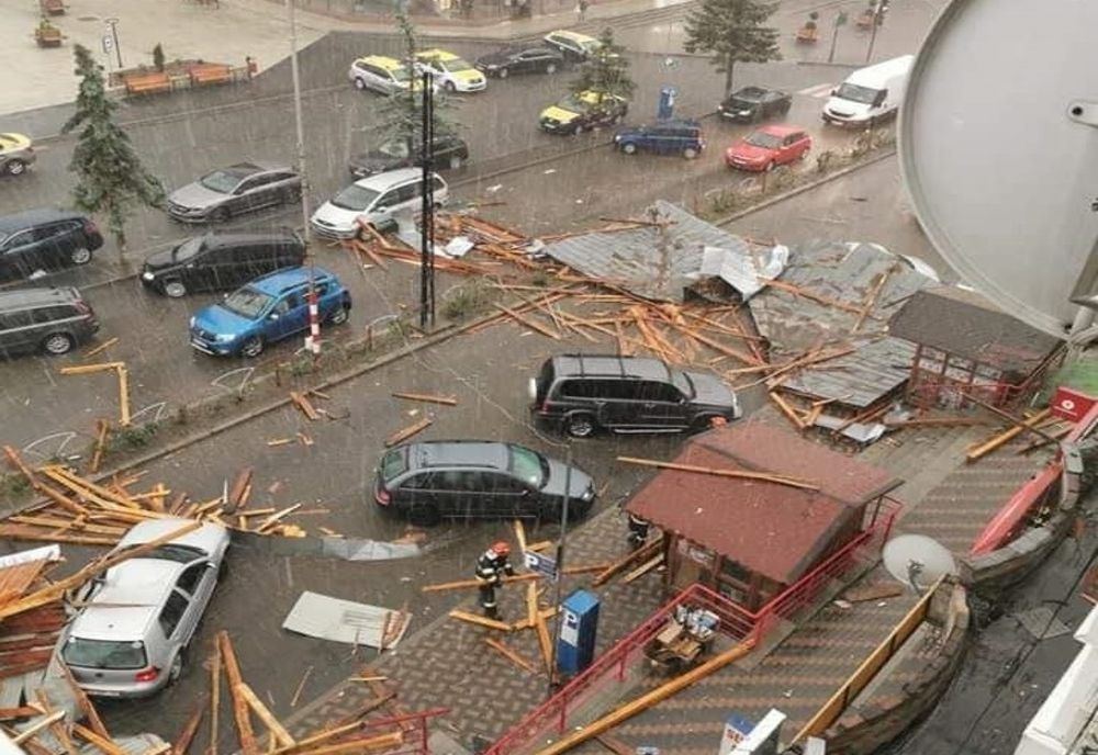 Mai multe autoturisme avariate după ce un acoperiș a fost luat de vânt