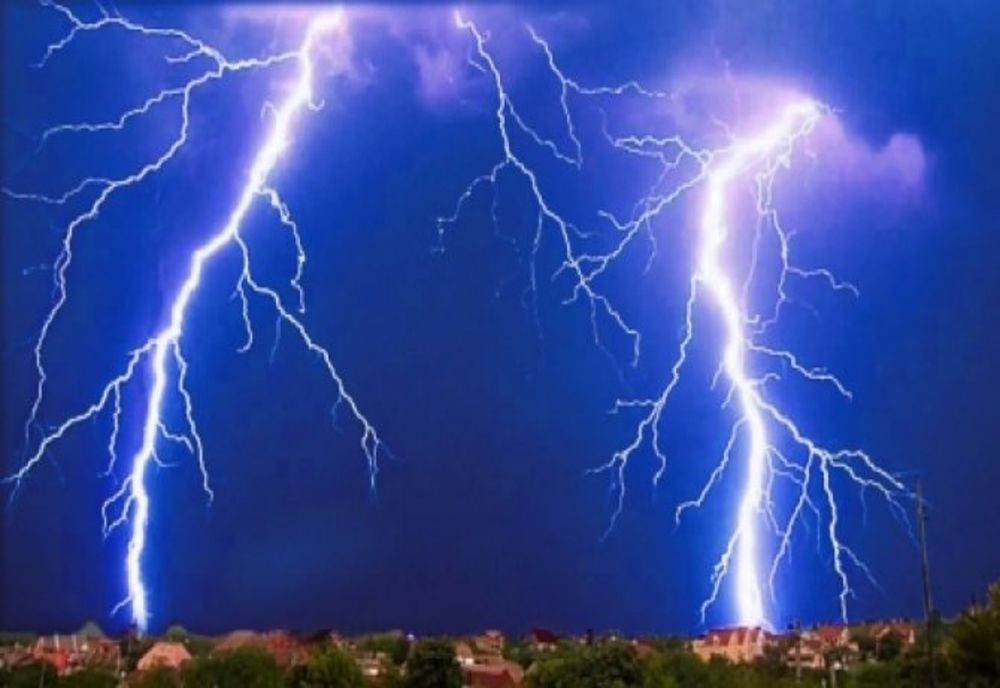 Doua persoane lovite de fulger în județul Suceava 