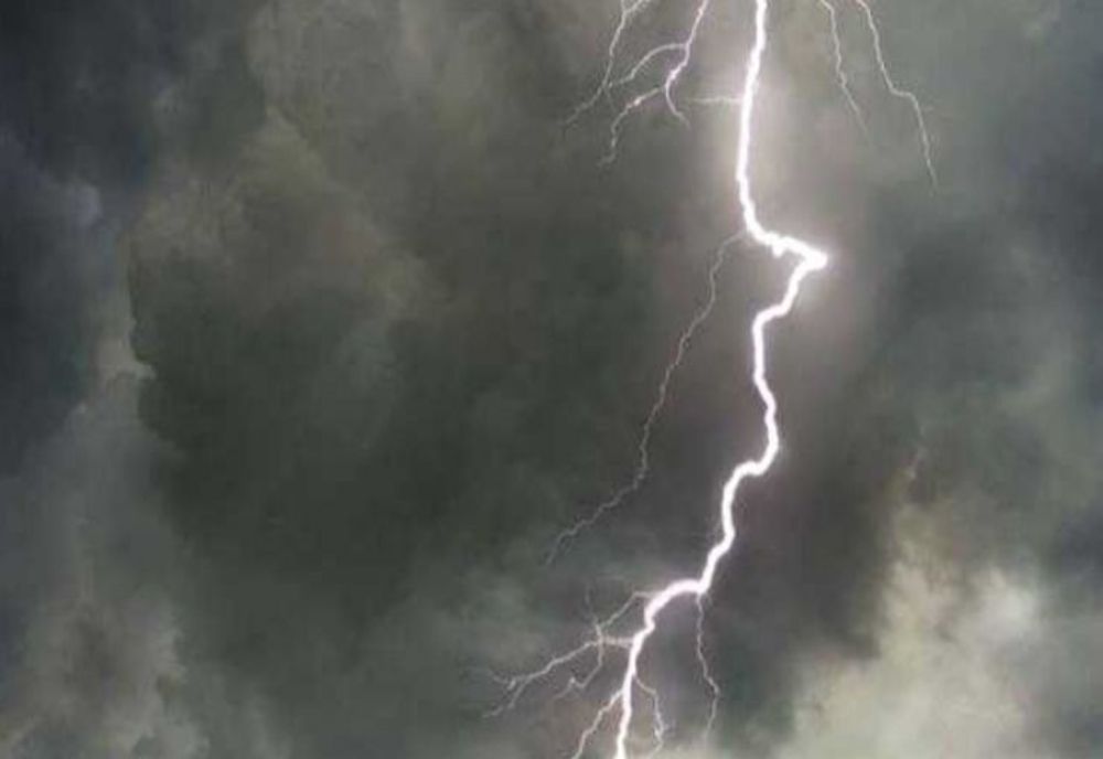 Furtunile puternice au făcut prăpăd în țară - Acoperișuri smulse, mașini distruse - Ce județe se confruntă cu pagube uriașe