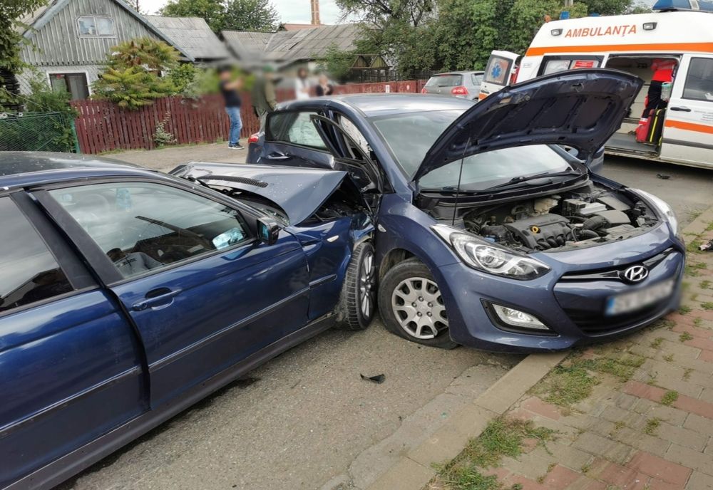 Tamponare între două autoturisme în Rădăuți