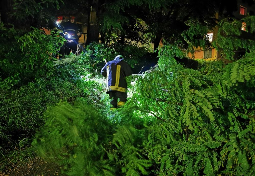 Apeluri succesive la 112 după furtuna care s-a abătut la Suceava 