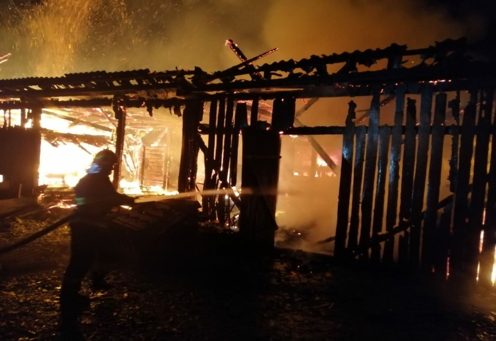 Gospodărie făcută scrum în Ostra! Două persoane au suferit atac de panică (FOTO)