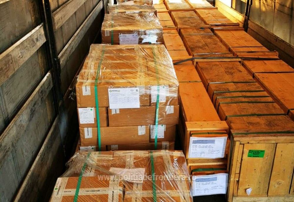 Peste 3.000 articole electronice fără acte, descoperite în camionul unui sucevean