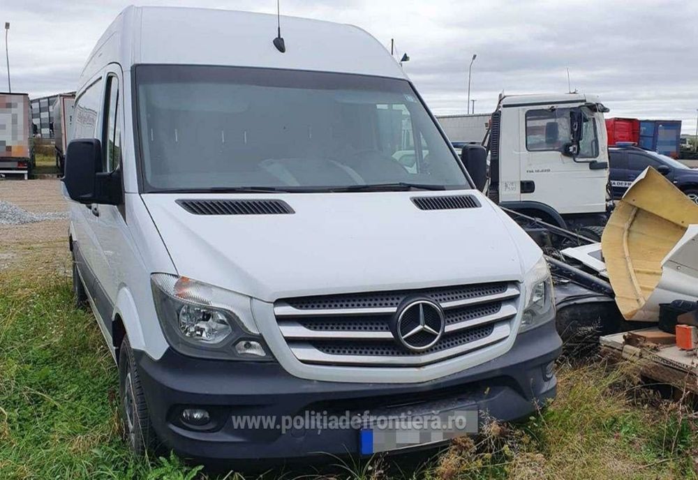 Microbuz furat din Italia, descoperit la Stroiești 