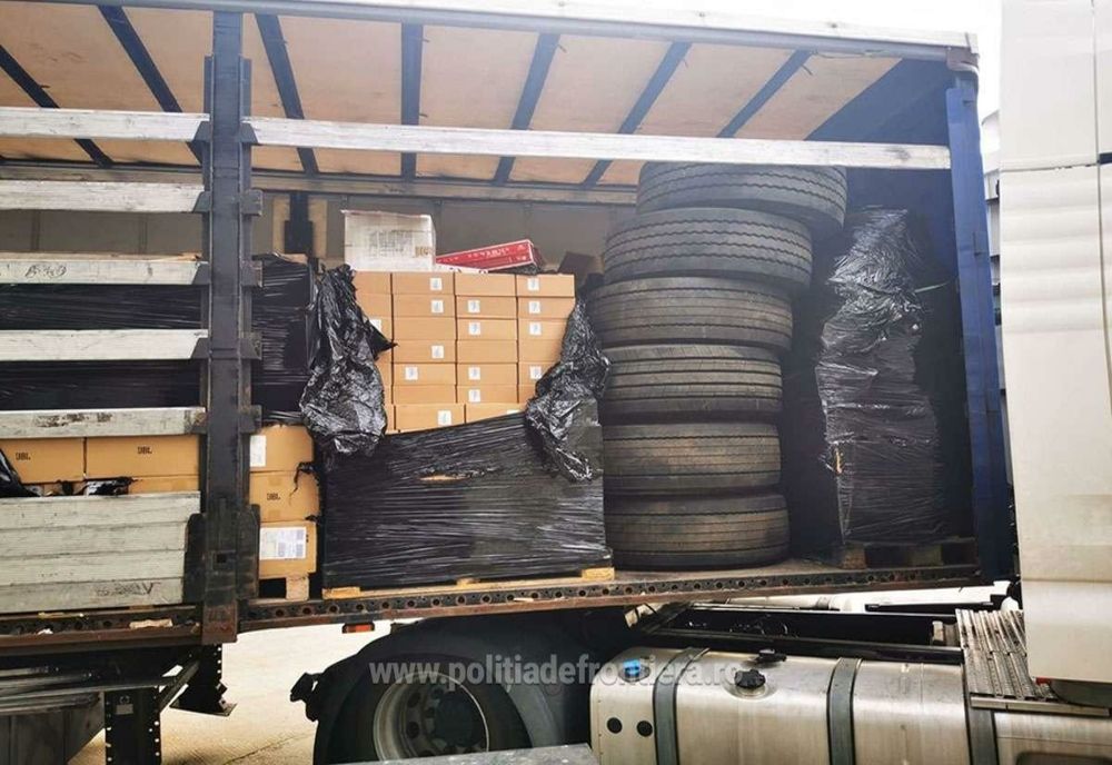 Articole eletrice în valoare de aproape 2 milioane de lei confiscate în PTF Petea de la un şofer din Suceava (FOTO)
