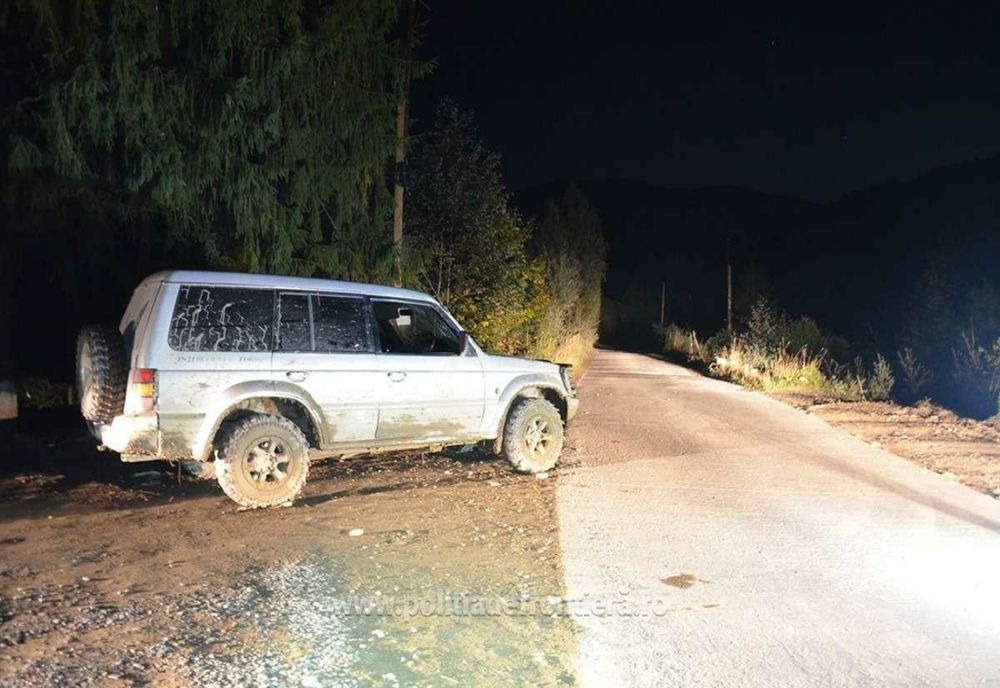 Colete cu țigări de contrabandă descoperite într-un autoturism de teren abandonat