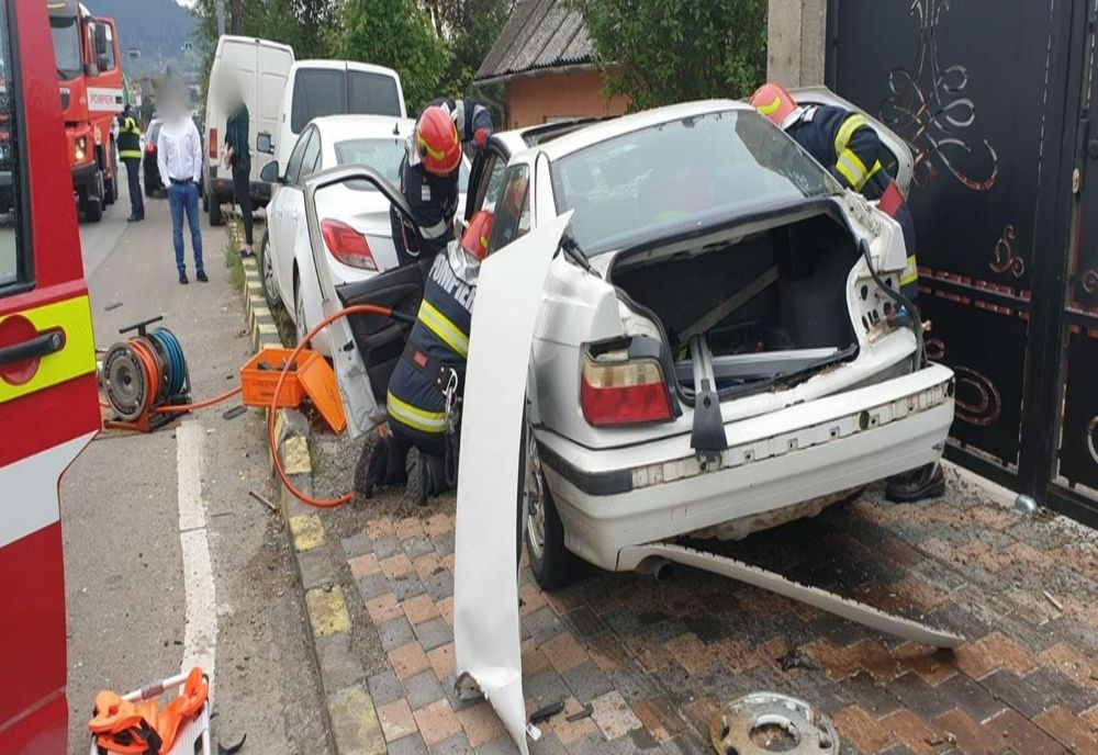 FOTO- Accident cu victimă încarcerată la Gura Humorului